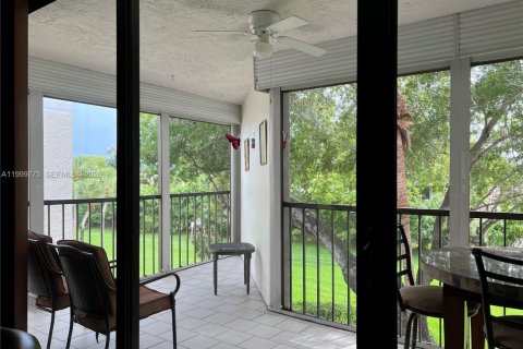 Снять в аренду кондоминиум в Уэстон, Флорида 2 спальни, 114.73м2, № 2065241 - фото 4