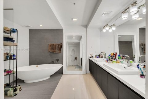 Condo in Sunny Isles Beach, Florida, 2 bedrooms № 2038804 - photo 8