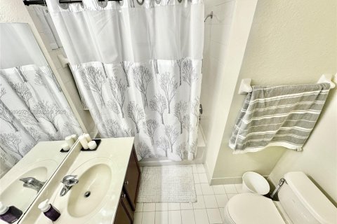 Condo in Doral, Florida, 3 bedrooms  № 2051619 - photo 26