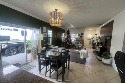 House in Miami, Florida 3 bedrooms, 172.71 sq.m. № 1986615 - photo 2