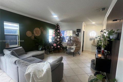 House in Miami, Florida 3 bedrooms, 172.71 sq.m. № 1986615 - photo 8