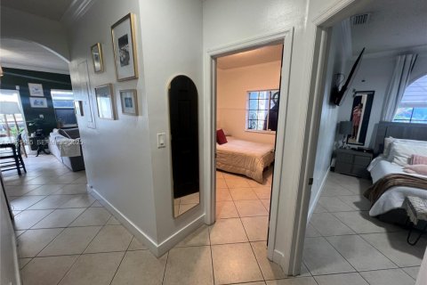 House in Miami, Florida 3 bedrooms, 172.71 sq.m. № 1986615 - photo 22