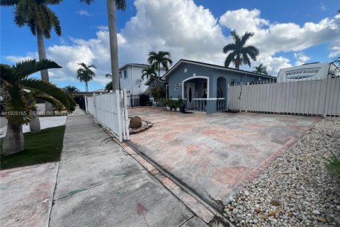 House in Miami, Florida 3 bedrooms, 172.71 sq.m. № 1986615 - photo 9