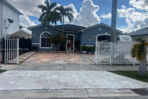 House in Miami, Florida 3 bedrooms, 172.71 sq.m. № 1986615 - photo 3