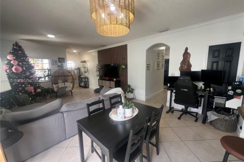 House in Miami, Florida 3 bedrooms, 172.71 sq.m. № 1986615 - photo 6