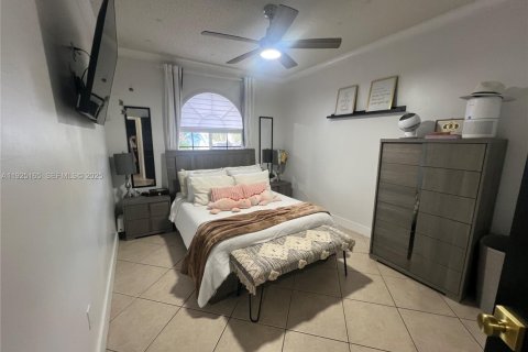 House in Miami, Florida 3 bedrooms, 172.71 sq.m. № 1986615 - photo 24