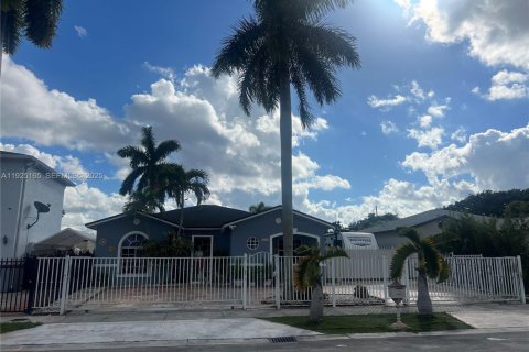 House in Miami, Florida 3 bedrooms, 172.71 sq.m. № 1986615 - photo 1
