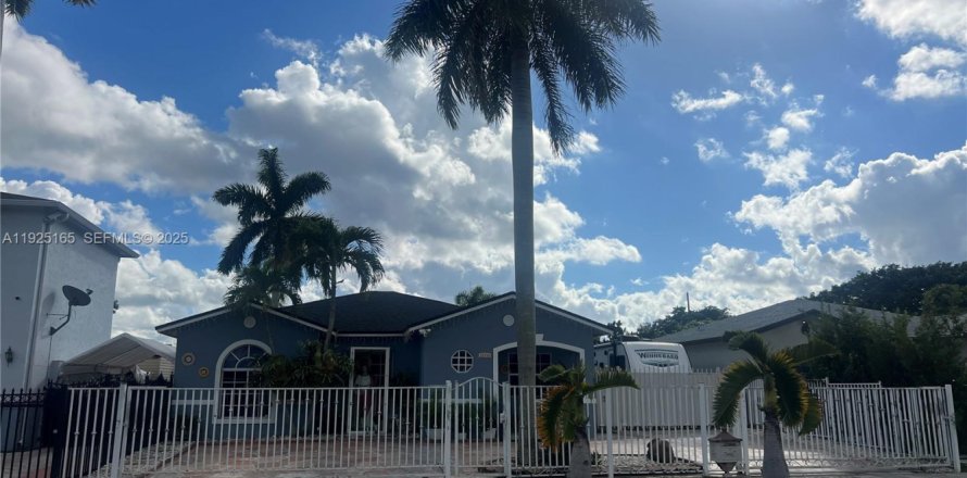 House in Miami, Florida 3 bedrooms, 172.71 sq.m. № 1986615