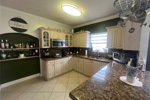 House in Miami, Florida 3 bedrooms, 172.71 sq.m. № 1986615 - photo 19