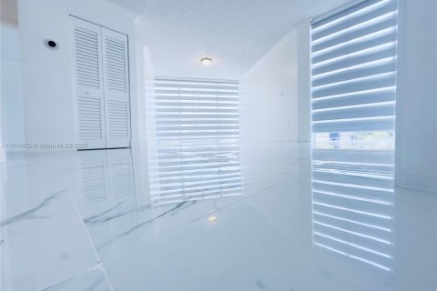 Кондоминиум с 2 спальнями в Хайалиа, Флорида № 1971149