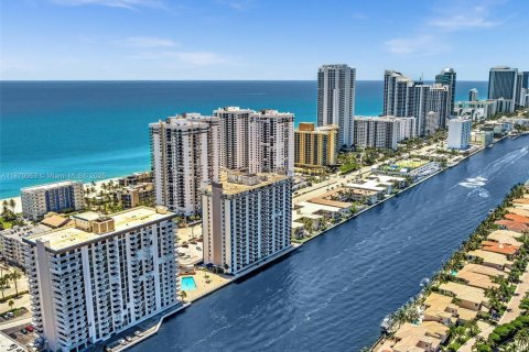Condominio en venta en Hollywood, Florida, 2 dormitorios, 113.43 m2 № 1979586 - foto 1