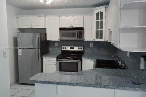 Copropriété à louer à Miami, Floride: 2 chambres, 85.19 m2 № 1972565 - photo 6