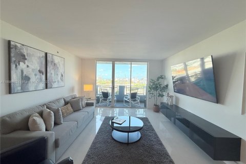 Condo in Miami Beach, Florida, 2 bedrooms № 1950139 - photo 1