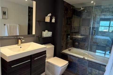 Condo in Miami Beach, Florida, 2 bedrooms № 1950139 - photo 2