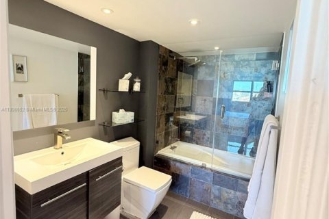 Condo in Miami Beach, Florida, 2 bedrooms № 1950139 - photo 29