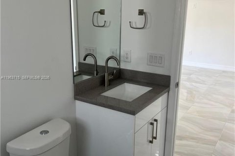 Снять в аренду виллу или дом в Лихай-Эйкерс, Флорида 3 спальни, 111.48м2, № 2025644 - фото 13