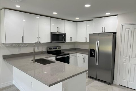 Снять в аренду виллу или дом в Лихай-Эйкерс, Флорида 3 спальни, 111.48м2, № 2025644 - фото 3