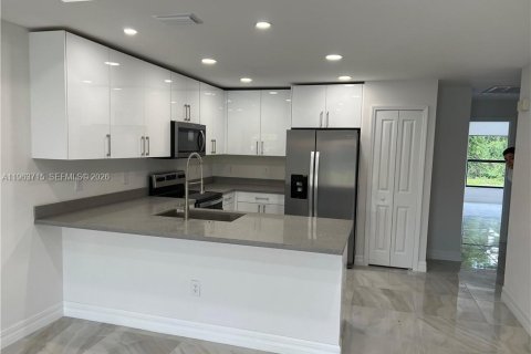 Снять в аренду виллу или дом в Лихай-Эйкерс, Флорида 3 спальни, 111.48м2, № 2025644 - фото 4