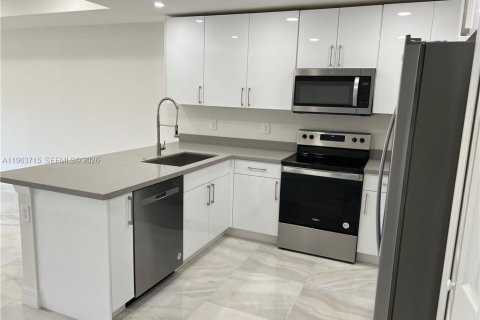 Снять в аренду виллу или дом в Лихай-Эйкерс, Флорида 3 спальни, 111.48м2, № 2025644 - фото 2