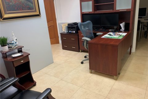 Oficina en alquiler en Miami, Florida № 935350 - foto 1