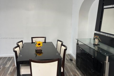 House in Miami, Florida 3 bedrooms, 142.79 sq.m. № 1943412 - photo 6