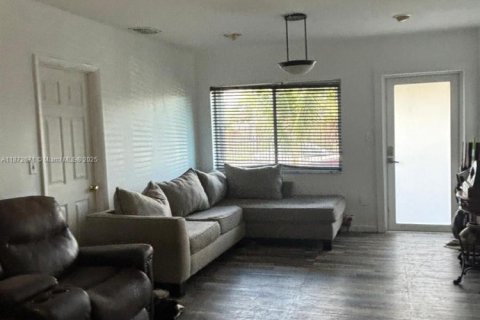 House in Miami, Florida 3 bedrooms, 142.79 sq.m. № 1943412 - photo 3