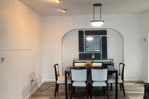House in Miami, Florida 3 bedrooms, 142.79 sq.m. № 1943412 - photo 4