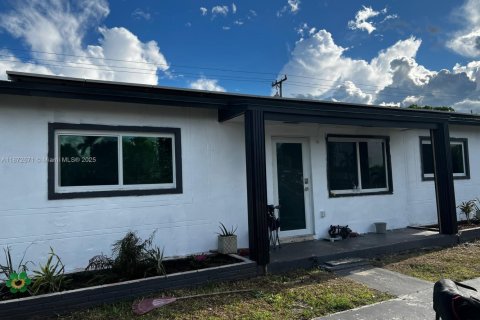 House in Miami, Florida 3 bedrooms, 142.79 sq.m. № 1943412 - photo 1