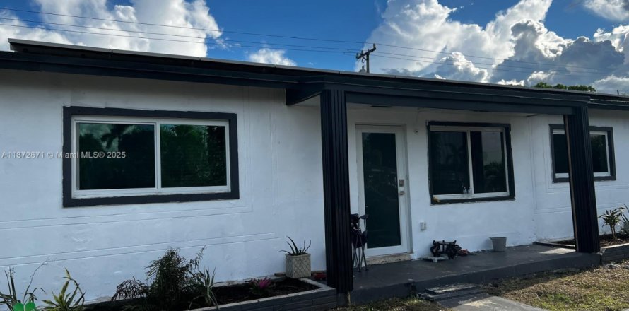 House in Miami, Florida 3 bedrooms, 142.79 sq.m. № 1943412