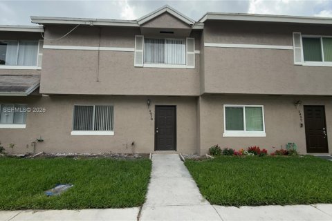 Снять в аренду таунхаус в Норт-Лодердейл, Флорида 3 спальни, 130.81м2, № 2066449 - фото 2