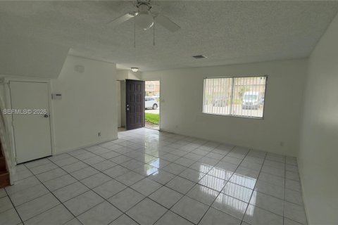 Снять в аренду таунхаус в Норт-Лодердейл, Флорида 3 спальни, 130.81м2, № 2066449 - фото 3