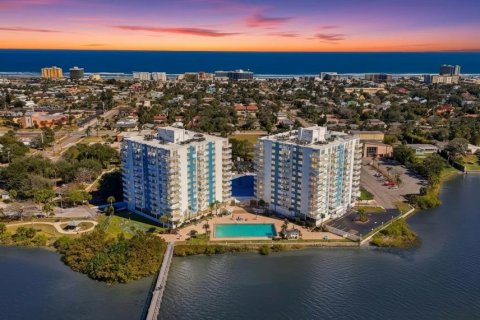 Condominio en Daytona Beach, Florida, 2 dormitorios  № 2099893