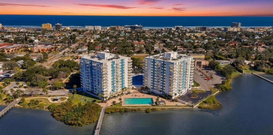 Condominio en Daytona Beach, Florida, 2 dormitorios № 2099893