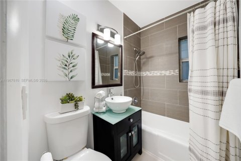 Casa en venta en Miami, Florida, 4 dormitorios, 206.15 m2 № 2029155 - foto 11