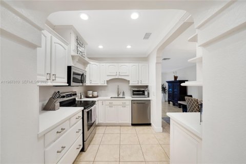 Casa en venta en Miami, Florida, 4 dormitorios, 206.15 m2 № 2029155 - foto 9