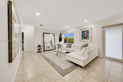 Casa en venta en Miami, Florida, 4 dormitorios, 206.15 m2 № 2029155 - foto 3