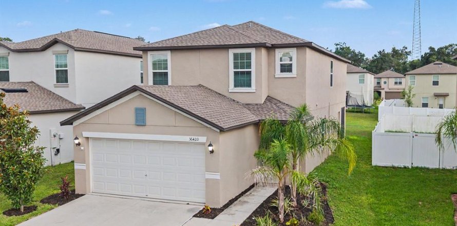 House in Zephyrhills, Florida 4 bedrooms, 192.59 sq.m. № 2359154