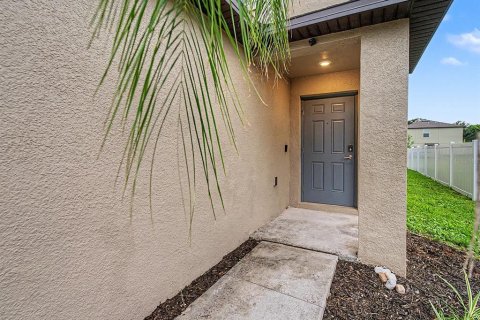 House in Zephyrhills, Florida 4 bedrooms, 192.59 sq.m. № 2359154 - photo 7