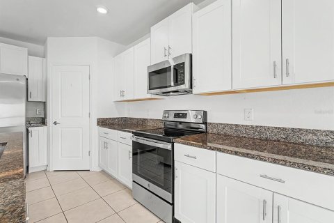 House in Zephyrhills, Florida 4 bedrooms, 192.59 sq.m. № 2359154 - photo 20