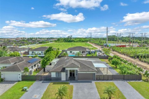 Casa en Miami, Florida 5 dormitorios, 192.31 m2 № 2382708