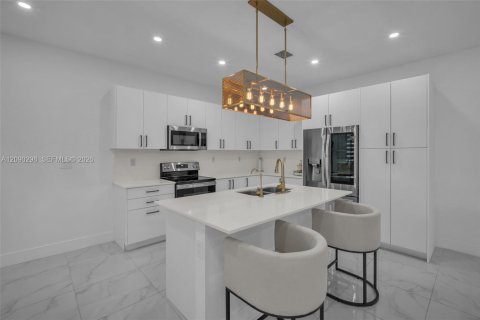 Casa en venta en Miami, Florida, 5 dormitorios, 192.31 m2 № 2382708 - foto 24