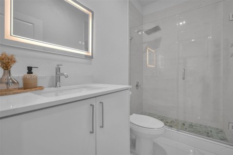 Casa en venta en Miami, Florida, 5 dormitorios, 192.31 m2 № 2382708 - foto 30
