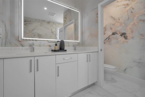 Casa en venta en Miami, Florida, 5 dormitorios, 192.31 m2 № 2382708 - foto 5