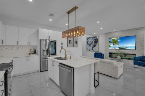 Casa en venta en Miami, Florida, 5 dormitorios, 192.31 m2 № 2382708 - foto 2