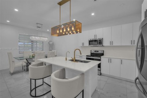 Casa en venta en Miami, Florida, 5 dormitorios, 192.31 m2 № 2382708 - foto 23