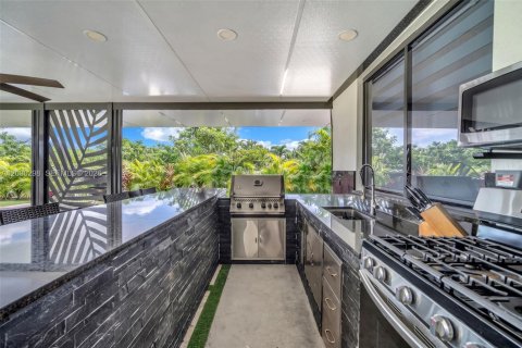 Casa en venta en Miami, Florida, 5 dormitorios, 192.31 m2 № 2382708 - foto 8
