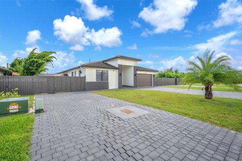 Casa en venta en Miami, Florida, 5 dormitorios, 192.31 m2 № 2382708 - foto 15