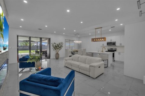 Casa en venta en Miami, Florida, 5 dormitorios, 192.31 m2 № 2382708 - foto 16