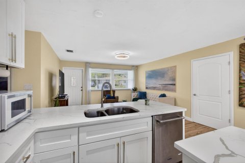 House in Riviera Beach, Florida 4 bedrooms, 120.12 sq.m. № 2261709 - photo 13