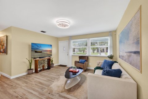 House in Riviera Beach, Florida 4 bedrooms, 120.12 sq.m. № 2261709 - photo 4